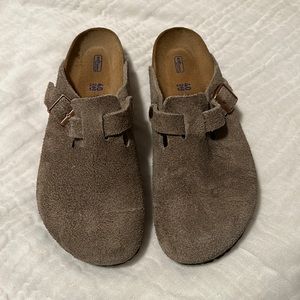 Size 40 Med/Wide Soft Footbed Suede Birkenstock Bostons in Taupe